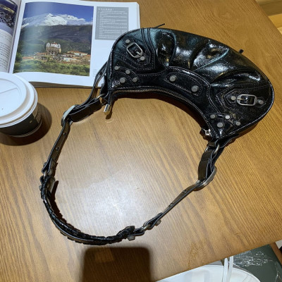 ‎ شنطة نسائية أنيقة بلون أسود