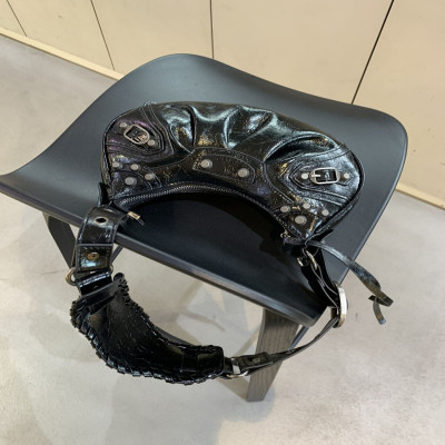 ‎ شنطة نسائية أنيقة بلون أسود