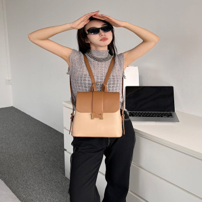 ‎ شنطة ظهر نسائية جلد بلون بني وبيج