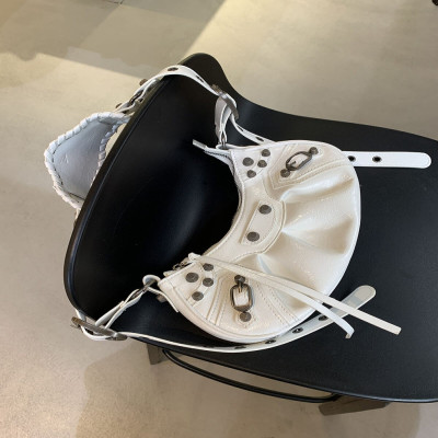 ‎ شنطة نسائية أنيقة بلون أبيض