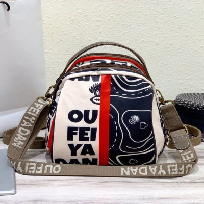 ‎ شنطة ظهر نسائية بتصميم عصري