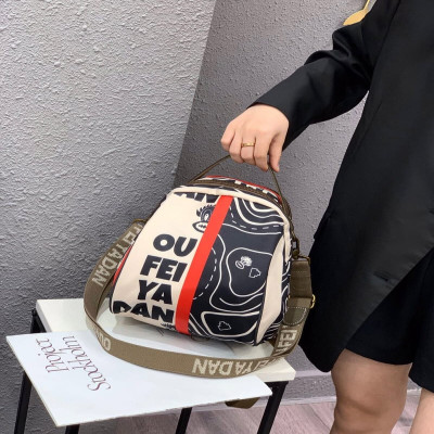 ‎ شنطة ظهر نسائية بتصميم عصري