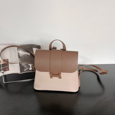 ‎ شنطة ظهر نسائية جلد بلون بني وبيج
