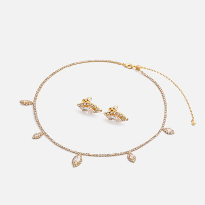 ‎ طقم نسائي بتصميم ملكي بلون ذهبي