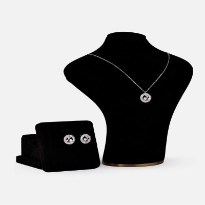 ‎ طقم نسائي بتصميم جذاب بلون فضي