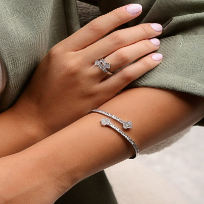 ‎ طقم نسائي جذاب بلون فضي