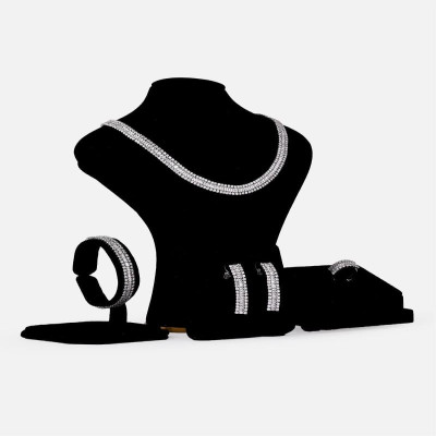 ‎ طقم نسائي جذاب باللون الفضي