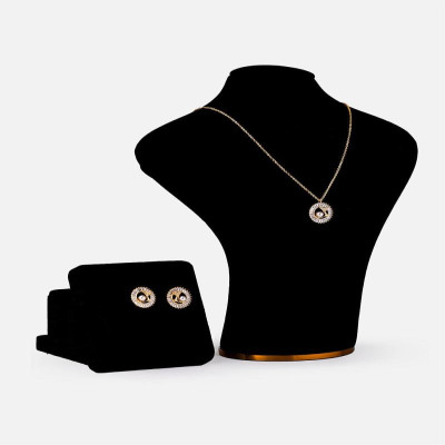 ‎ طقم نسائي بتصميم جذاب بلون ذهبي