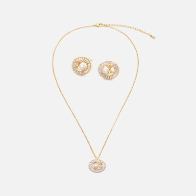‎ طقم نسائي بتصميم جذاب بلون ذهبي