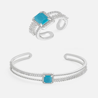 ‎ طقم نسائي جذاب بلون فضي