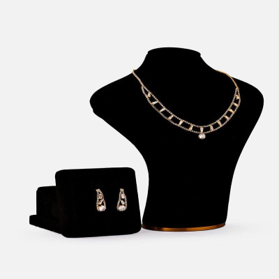 ‎ طقم نسائي بتصميم ملكي بلون ذهبي