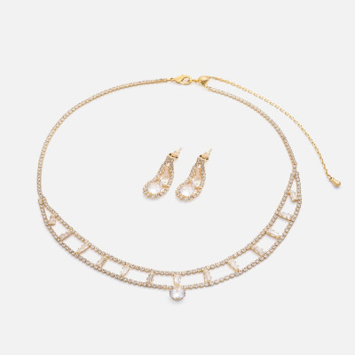 ‎ طقم نسائي بتصميم ملكي بلون ذهبي