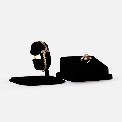 ‎ طقم نسائي أنيق بلون ذهبي