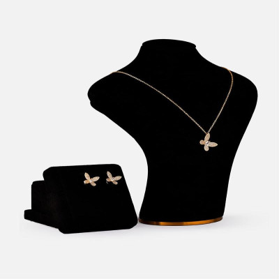 ‎ طقم نسائي بتصميم أنيق بلون ذهبي