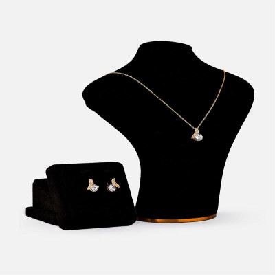 ‎ طقم نسائي بتصميم أنيق بلون ذهبي