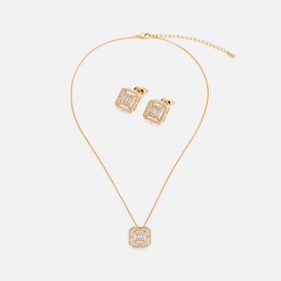 ‎ طقم نسائي بتصميم راقي بلون ذهبي