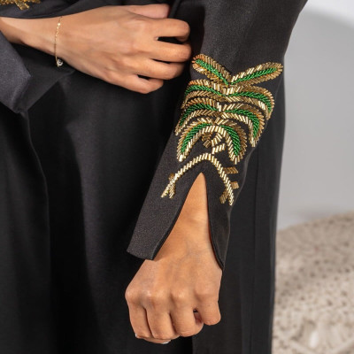 ‎ عباية نسائية بتصميم أنيق بلون أسود