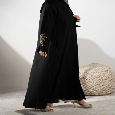 ‎ عباية نسائية بتصميم أنيق بلون أسود