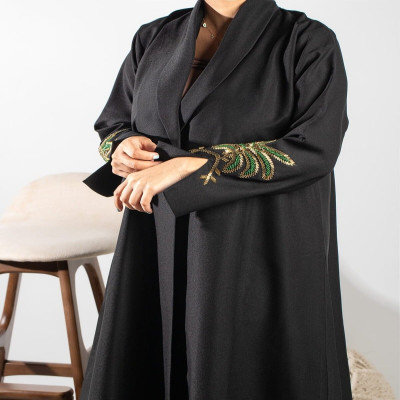 ‎ عباية نسائية بتصميم أنيق بلون أسود