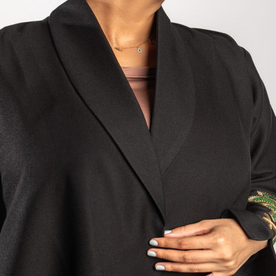 ‎ عباية نسائية بتصميم أنيق بلون أسود