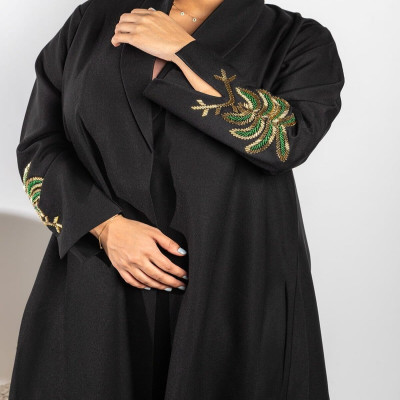 ‎ عباية نسائية بتصميم أنيق بلون أسود