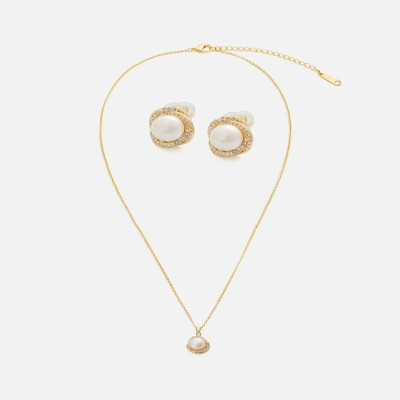 ‎ طقم نسائي من حلق وسلسال بلون ذهبي