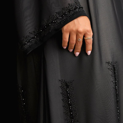 ‎ عباية نسائية ستان بلون أسود