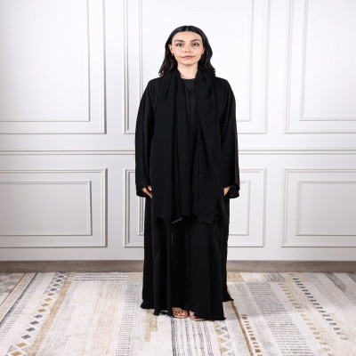 ‎ عباية نسائية باللون الأسود