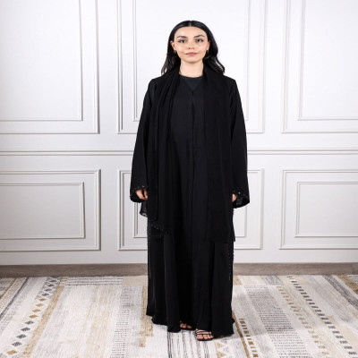 ‎ عباية نسائية باللون الأسود