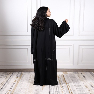 ‎ عباية نسائية باللون الأسود