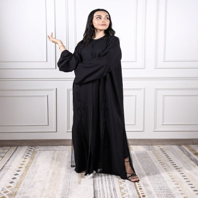 ‎ عباية نسائية راقية بلون أسود