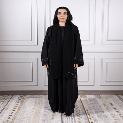 ‎ عباية نسائية كريب بلون أسود