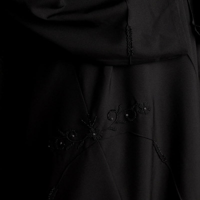 ‎ عباية نسائية عملية بلون أسود