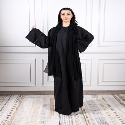 ‎ عباية نسائية مميزة بلون أسود