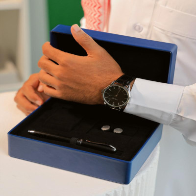 ‎ هدية رجالية فاخرة من فنشي