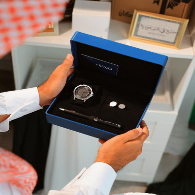 ‎ هدية رجالية فاخرة من فنشي