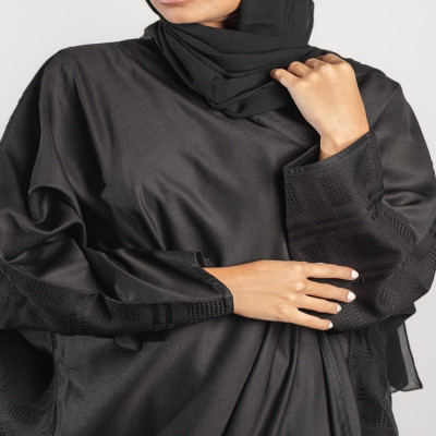 ‎ عباية نسائية بتصميم أنيق بلون أسود