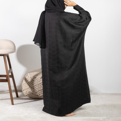 ‎ عباية نسائية بتصميم أنيق بلون أسود
