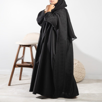 ‎ عباية نسائية بتصميم أنيق بلون أسود