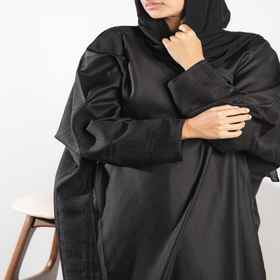 ‎ عباية نسائية بتصميم أنيق بلون أسود