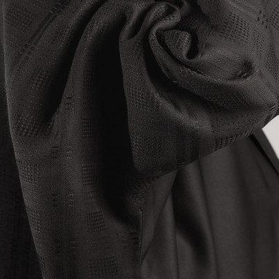 ‎ عباية نسائية بتصميم أنيق بلون أسود