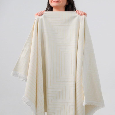 منشفة للشاطىء بلون أبيض وذهبي