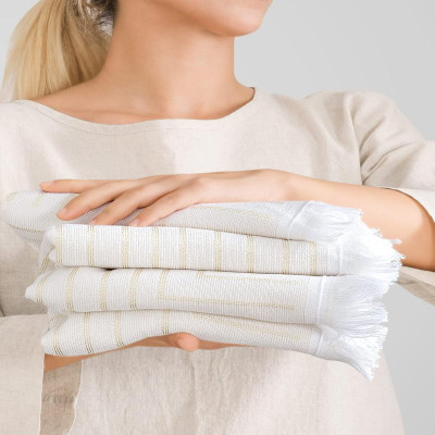 منشفة للشاطىء بلون أبيض وذهبي