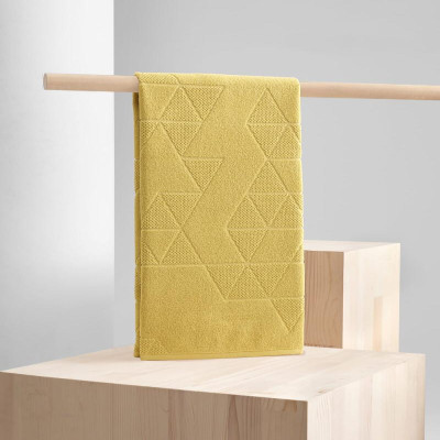 منشفة للجسم باللون الأصفر