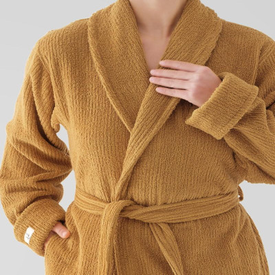 روب استحمام دافىء باللون الأصفر