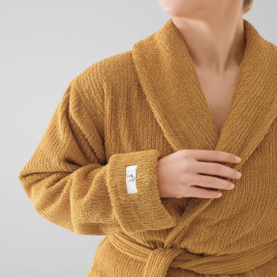 روب استحمام دافىء باللون الأصفر