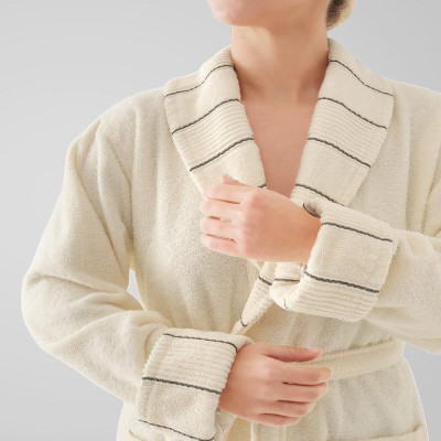 روب استحمام أنيق باللون الأبيض