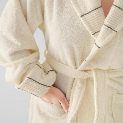 روب استحمام أنيق باللون الأبيض