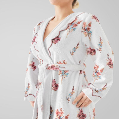 روب استحمام فاخر باللون الأبيض المشجر