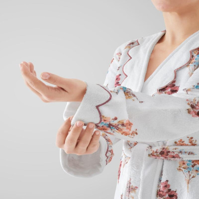 روب استحمام فاخر باللون الأبيض المشجر